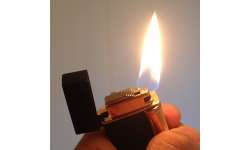 Briquet Julius Colibri noir et or